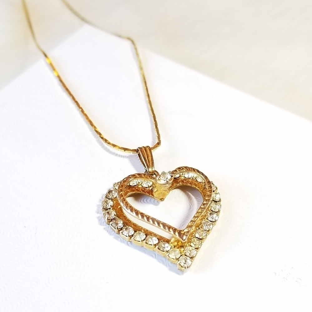 CRYSTAL Floating Heart Pendant Necklace - Picture 3 of 8